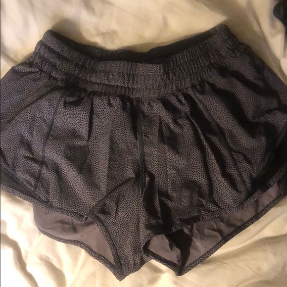 Lululemon Hotty Hot II Short in Dusky Lavender Dot - Picture 2 of 5